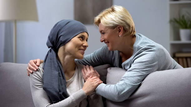 мама поддержки и обнимать ее дочь с раком, визиты в онкогоспиталь - раковая опухоль стоковые фото и изображения