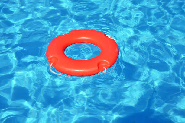 tubo bagnino colorato galleggiante in piscina - swimming tube inflatable circle foto e immagini stock