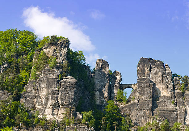 bastei rock con puente, anglosajona suiza - basteifelsen fotografías e imágenes de stock