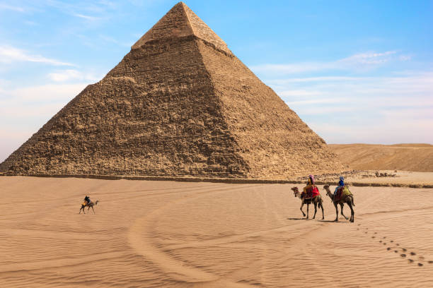la pyramide de chephren et bédouins dans le désert de gizeh, egypte - africa archaeology architecture bedouin photos et images de collection