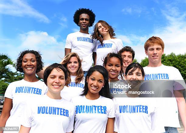 Glücklich Multiethnischen Gruppe Von Freiwilligen Stockfoto und mehr Bilder von Afrikanischer Abstammung - Afrikanischer Abstammung, Afro-amerikanischer Herkunft, Einheitlichkeit
