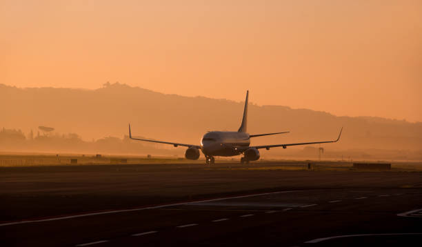 samolot pasażerski na wieczór, zachód słońca tło. - ciampino airport zdjęcia i obrazy z banku zdjęć