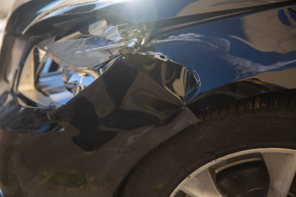 incidente d'auto o incidente. parafango anteriore e danni leggeri e graffi sul paraurti. veicolo rotto- primo. - fender bender foto e immagini stock