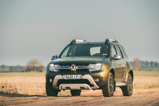 car renault duster o dacia duster suv estacionado en campo country road - dacia fotografías e imágenes de stock