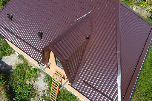 Una vista desde arriba en el techo de la casa. El tejado de chapa corrugada. Techado de perfil metálico forma ondulada photo