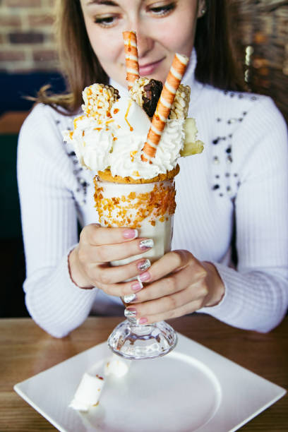 kobieta trzyma deser. - waffle eating meal food and drink zdjęcia i obrazy z banku zdjęć