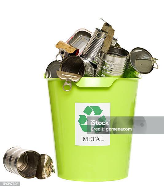 Papelera De Reciclaje Con Productos De Metal Foto de stock y más banco de imágenes de Aluminio - Aluminio, Papelera de reciclaje, Basura