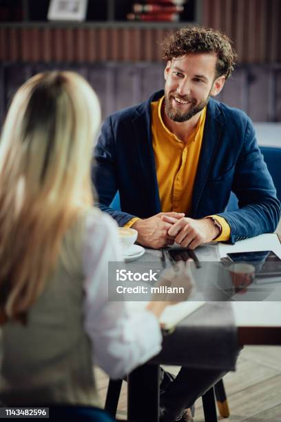 Kollegen Sitzen Im Café Und Reden Über Geschäfte Stockfoto und mehr Bilder von Gespräch - Gespräch, Reden, Zwei Personen