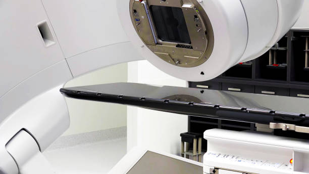 primo piano su x-ray imaging machine in sala radio in ospedale - mri scanner cat scan x ray medical scan foto e immagini stock
