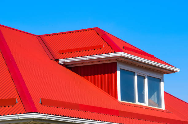 casa com indicadores plásticos e um telhado vermelho da folha ondulada - double row - fotografias e filmes do acervo