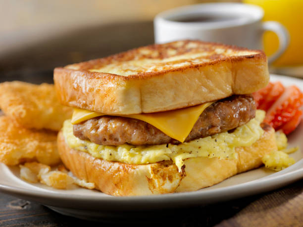 프렌치 토스트 아침 식사 샌드위치 - scrambled eggs hash brown prepared potato eggs 뉴스 사진 이미지