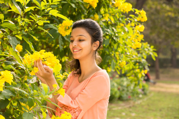 teenager-girl-bestandsbilder - formal garden flower bed women grass stock-fotos und bilder