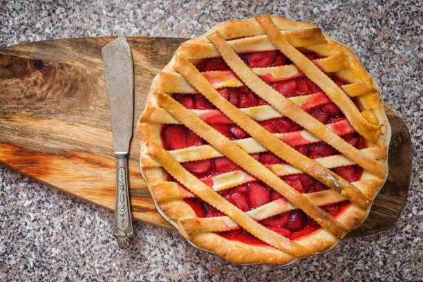 домашний клубничный пирог - strawberry tart стоковые фото и изображения