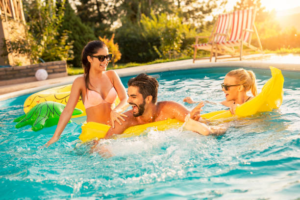 amusement de piscine d’été - floatation device flash photos et images de collection