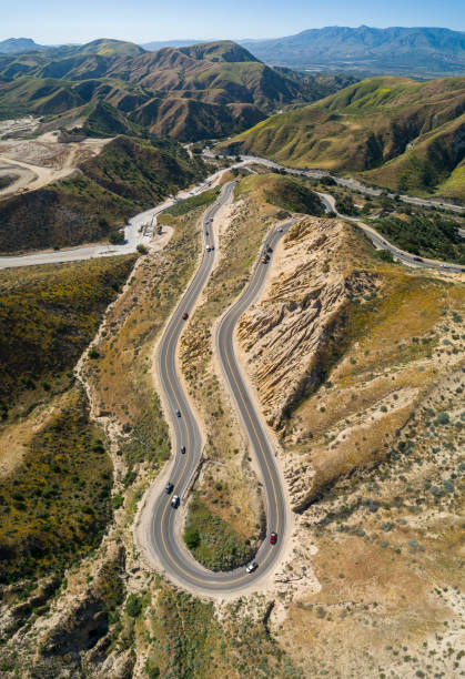 미국 캘리포니아주 무어 파크 근처의 트 위 스 트 산악 고속도로 그 레 메스 캐니 언 로드의 조감도. - twisty road 뉴스 사진 이미지