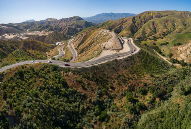 vista aérea da estrada sinuoso da montanha grimes canyon road, perto de moorpark, califórnia. panorama costurado high-resolution. - twisty - fotografias e filmes do acervo
