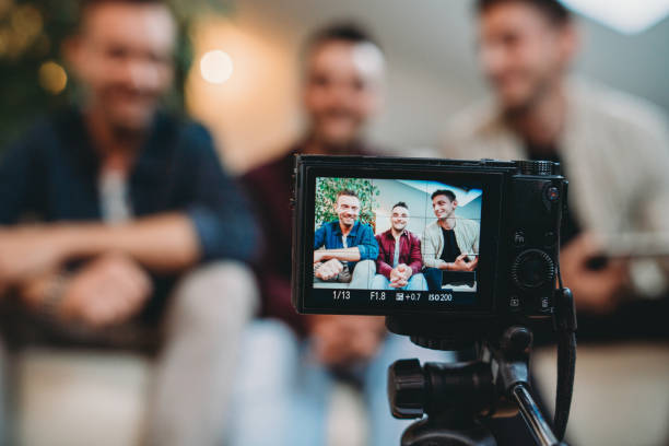 tres amigos haciendo un video vlog juntos - discussion talking italy usa fotografías e imágenes de stock
