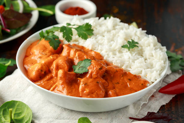 pollo tikka masala curry con arroz y pan naan - chicken tandoori fotografías e imágenes de stock