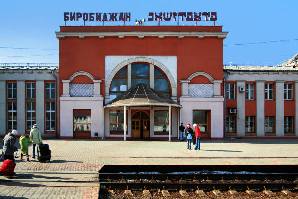 estação de comboio de birobidzhan, oblast autônomo judaico, rússia - yiddish - fotografias e filmes do acervo