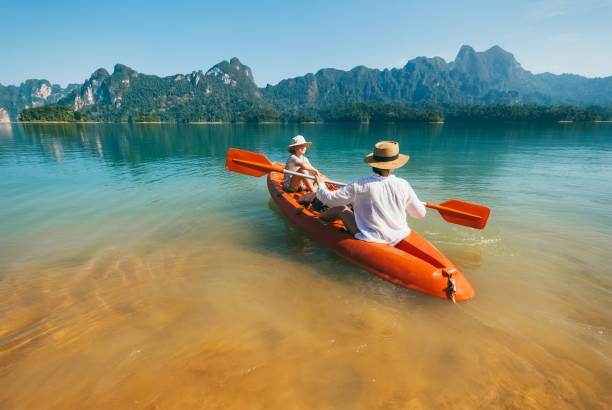 タイの cheow lan 湖で一緒にカヤックに浮かぶ母と息子 - カオソック国立公園 ストックフォトと画像