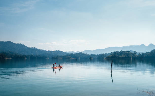 タイの cheow lan 湖の穏やかな水の上に一緒にカヤックに浮かぶ母と息子 - family kayaking kayak canoeing ストックフォトと画像