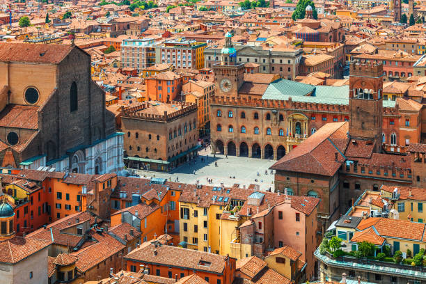 italie piazza maggiore dans la vieille ville de bologne - people built structure city architecture photos et images de collection