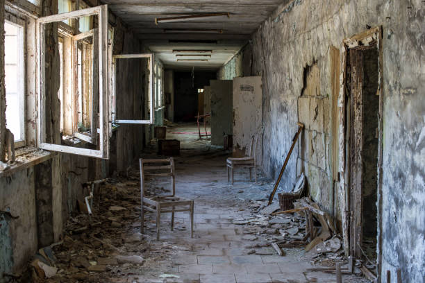 corridor of abandoned middle school in pripyat city in chernobyl exclusion zone, ukraine - junior high fotos imagens e fotografias de stock
