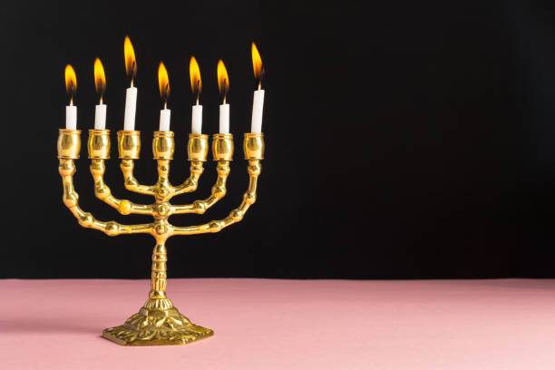 bronze chanukka menorah mit brennenden kerzen - kislev stock-fotos und bilder