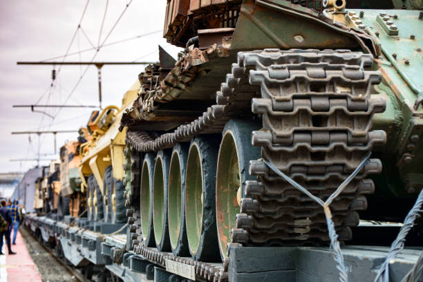 transporte de vehículos en la plataforma de transporte ferroviario - armamento fotografías e imágenes de stock