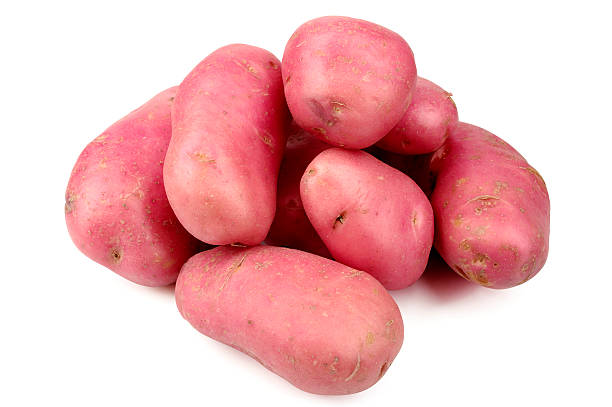 rote kartoffeln - raw potato red potato desiree isolated stock-fotos und bilder