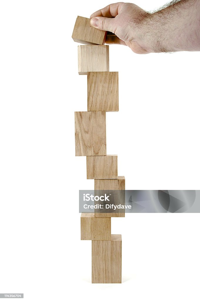 Нестабильная груду деревянные блоки с другой стороны, добавляя - Стоковые фото Игрушечный куб роялти-фри