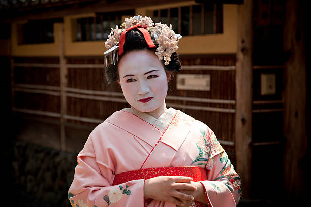 istock japanese geisha girl 114356714