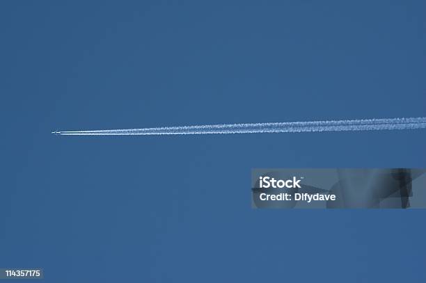 Jet Sendero Frente Azul Cielo De Resorte Foto de stock y más banco de imágenes de Ala de avión - Ala de avión, Avión, Avión de pasajeros