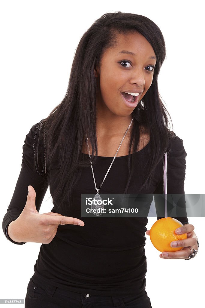 Jovem mulher negra beber suco de laranja - Foto de stock de Adolescente royalty-free