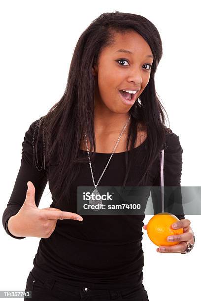 Foto de Jovem Mulher Negra Beber Suco De Laranja e mais fotos de stock de Adolescente - Adolescente, Adolescentes Meninas, Adolescência