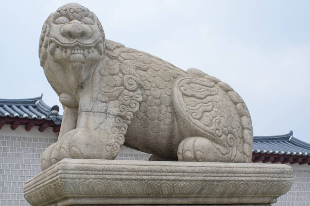 statue de haechi à l’extérieur du palais gyeongbokgung à séoul, corée du sud-créature mythique animal de garde - gyeongbokgung palace stone palace monument photos et images de collection