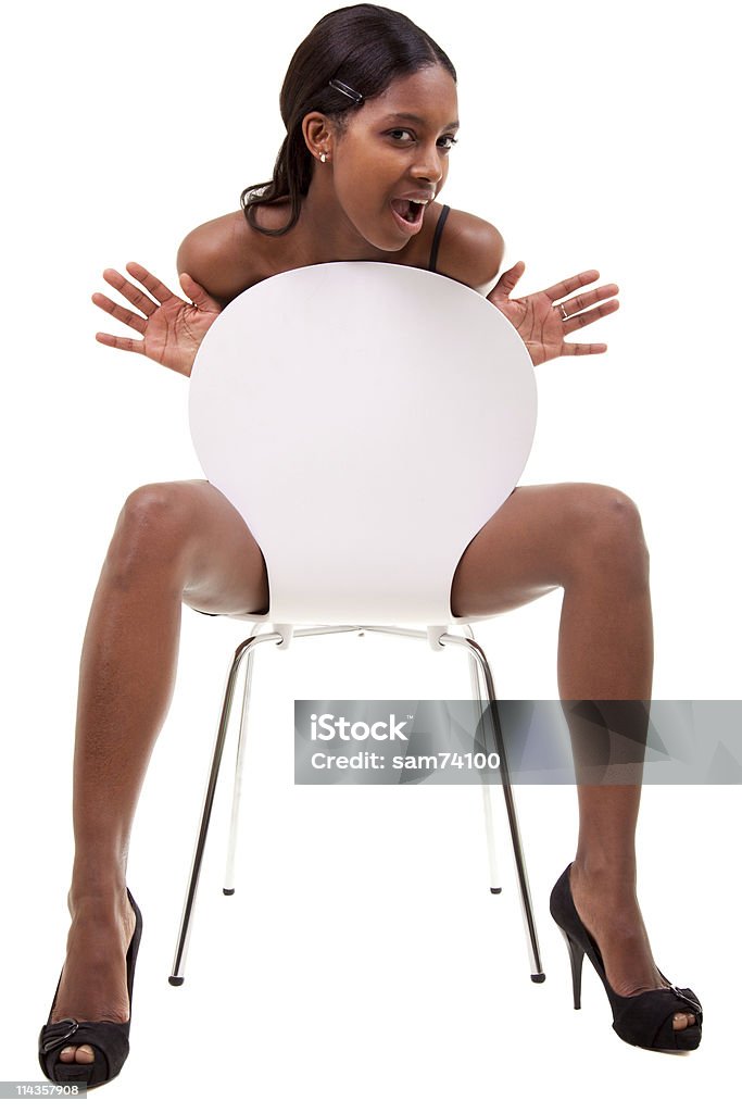 Nero Sexy giovane donna in posa in una sedia - Foto stock royalty-free di Adulto