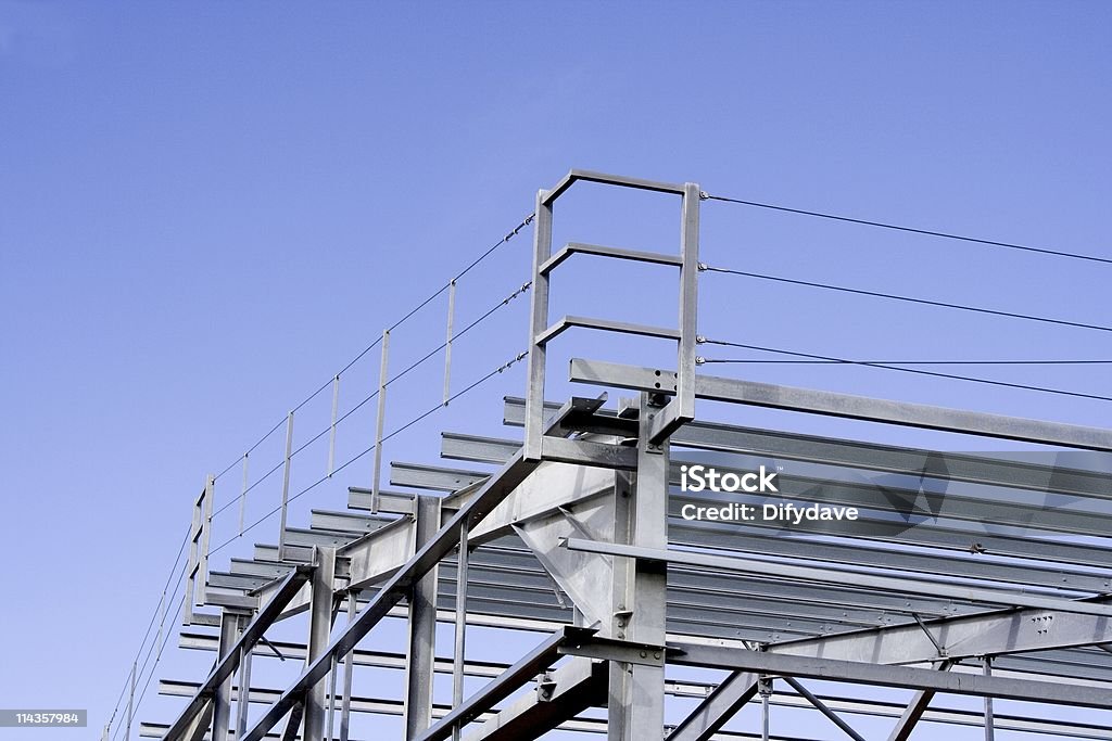 Steel Rahmen des neuen Fabrik Konstruktion vor blauem Himmel - Lizenzfrei Erektion Stock-Foto