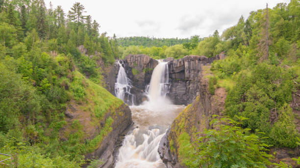 high falls en estados unidos/frontera canadiense en grand portage state park minnesota - portage canyon fotografías e imágenes de stock