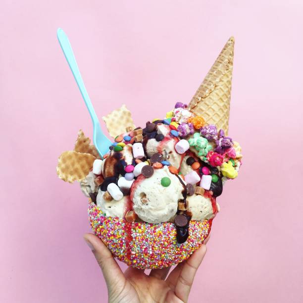 アイスクリームサンデー - chocolate topping ストックフォトと画像
