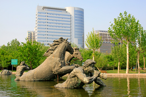 personaje y escultura de caballo en un parque, primer plano de la foto photo