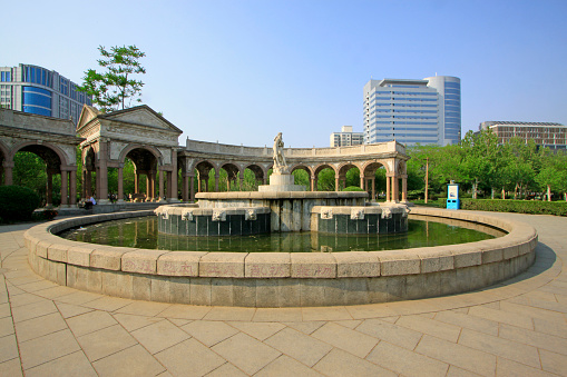 Parejas de la escultura de la fuente en un parque, primer plano de la foto photo