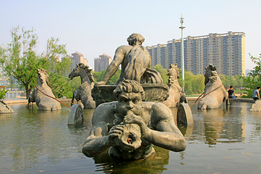 Dios Sol Apolo escultura en un parque acuático, en primer plano de la foto photo