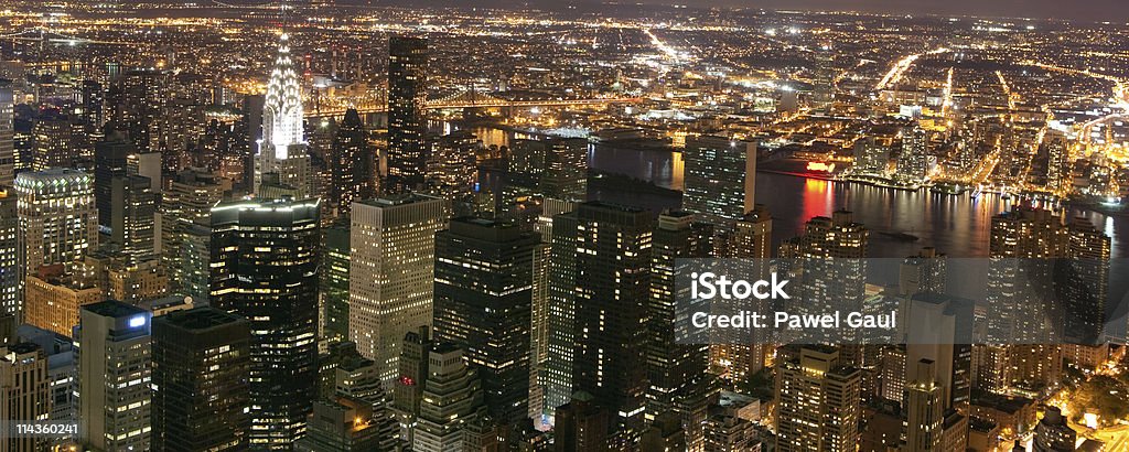 Vista aérea de Manhattan y el edificio Chrysler por la noche - Foto de stock de Ciudad de Nueva York libre de derechos