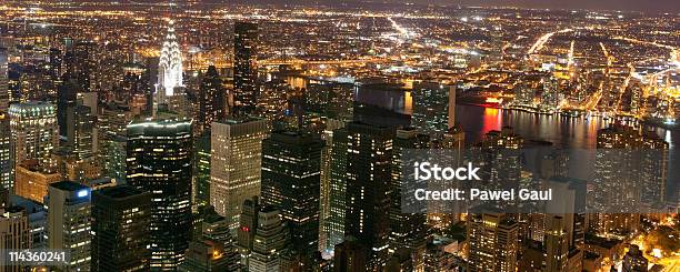 Vista Aérea De Manhattan Y El Edificio Chrysler Por La Noche Foto de stock y más banco de imágenes de Ciudad de Nueva York