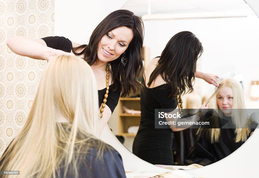 Coiffeur et de client - Photo de Adolescent libre de droits