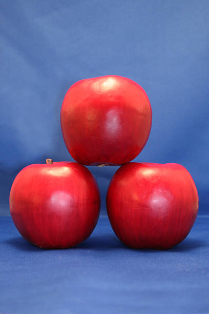 jabłka 4 - three objects three people three animals apple zdjęcia i obrazy z banku zdjęć