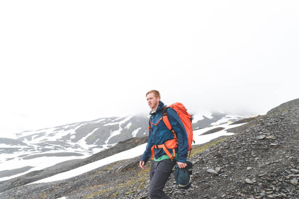 männliche wanderer rucksacktouristen auf einem gletscher - trailblazer stock-fotos und bilder