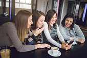 kaffee-trinken-und-klatschen.jpg?b=1&s=170x170&k=20&c=SpMF3hUCAJrH8yFJKLBslAmq1gnOHWZ-LFEccaV2dGg=