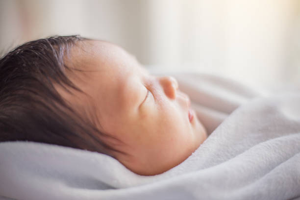 retrato do close up do bebê recém-nascido asiático adormecido, cor do vintage - yellowing - fotografias e filmes do acervo